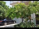 Apartmanok Milica - parking and garden: A1(6), SA2 gornji(2), SA3 donji(2), A4(2+1) Kastel Luksic - Riviera Split  - parkoló