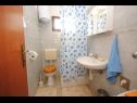 Apartmanok Ezgety - 330m from the beach: A1(6) Kastel Stafilic - Riviera Split  - Apartman - A1(6): fürdőszoba toalettel