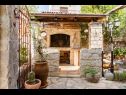 Házak a pihenésre Peace - rustic and dalmatian stone: H(7+3) Kastel Sucurac - Riviera Split  - Horvátország  - komin (ház és környéke)