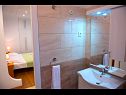 Apartmanok Robi - 50m from beach SA2(2+1), SA4(2+1), R1(2), R3(2) Podstrana - Riviera Split  - Apartmanstudió - SA4(2+1): fürdőszoba toalettel