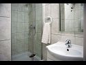 Apartmanok Robi - 50m from beach SA2(2+1), SA4(2+1), R1(2), R3(2) Podstrana - Riviera Split  - Szoba - R1(2): fürdőszoba toalettel