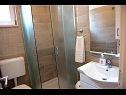 Apartmanok Robi - 50m from beach SA2(2+1), SA4(2+1), R1(2), R3(2) Podstrana - Riviera Split  - Szoba - R3(2): fürdőszoba toalettel