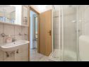Apartmanok Vini- beautiful garden and terrase A4(4+2) Podstrana - Riviera Split  - Apartman - A4(4+2): fürdőszoba toalettel