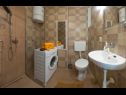 Apartmanok Zdrav - with big terrace: A1(4) Split - Riviera Split  - Apartman - A1(4): fürdőszoba toalettel