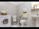 Apartmanok Jurica - 300 m from sea: A1 Lea(2+1), A2 Roko(2+1) Split - Riviera Split  - fürdőszoba toalettel