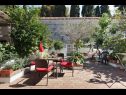 Apartmanok Ana - central with garden: A1(4) Split - Riviera Split  - Apartman - A1(4): kerti terasz