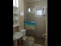 Apartmanok Marino - large terrace : A1(4) Marina - Riviera Trogir  - Apartman - A1(4): fürdőszoba toalettel