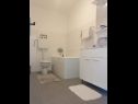 Apartmanok Anka- comfortable and affordable A2(3+2), A1(6) Marina - Riviera Trogir  - Apartman - A1(6): fürdőszoba toalettel