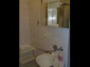 Apartmanok Pero - 70m from the sea: A1(6), A2(2) Marina - Riviera Trogir  - Apartman - A2(2): fürdőszoba toalettel