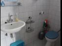 Apartmanok Milka - 100m from the sea A1(4), A2(2+1) Seget Donji - Riviera Trogir  - Apartman - A2(2+1): fürdőszoba toalettel