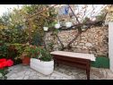 Apartmanok Zeljko - with garden: A1(4), SA2(2+1) Seget Vranjica - Riviera Trogir  - udvar