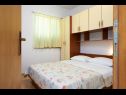 Apartmanok Mare - 30 m from pebble beach: SA1(2), SA2(2), A3(4), A4(4), A5(8) Seget Vranjica - Riviera Trogir  - Apartman - A3(4): hálószoba