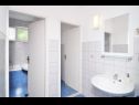 Apartmanok Snješka  - 20 m from the sea : A1(9), A2(6+2) Seget Vranjica - Riviera Trogir  - Apartman - A1(9): fürdőszoba toalettel