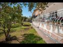 Apartmanok Tomi - with large terrace (60m2): A1(4) Trogir - Riviera Trogir  - kert (ház és környéke)