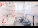 Apartmanok Tomi - with large terrace (60m2): A1(4) Trogir - Riviera Trogir  - Apartman - A1(4): fürdőszoba toalettel