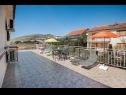 Apartmanok Tomi - with large terrace (60m2): A1(4) Trogir - Riviera Trogir  - Apartman - A1(4): terasz
