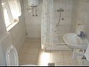 Apartmanok Mara - barbecue: A1(4+1), SA3(2), SA4(2+1) Trogir - Riviera Trogir  - Apartmanstudió - SA4(2+1): fürdőszoba toalettel