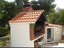 Apartmanok Mara - barbecue: A1(4+1), SA3(2), SA4(2+1) Trogir - Riviera Trogir  - rostély (ház és környéke)