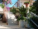 Apartmanok Laura - 20m from the sea A4(6) Trogir - Riviera Trogir  - udvar (ház és környéke)