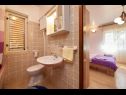 Apartmanok és szobák Ivo - with garden: A1(2+2), R1(2+1), R2(2) Trogir - Riviera Trogir  - Apartman - A1(2+2): fürdőszoba toalettel