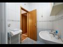 Apartmanok Ivanka - 200 m from sea: A1(4) Trogir - Riviera Trogir  - Apartman - A1(4): fürdőszoba toalettel