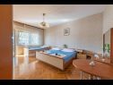 Apartmanok Kosta - 70m from sea : A1(2+1), A2(4+2) Vinisce - Riviera Trogir  - Apartman - A2(4+2): hálószoba