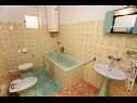 Apartmanok Mar - 10m from the sea: A1(5+1), A2(6) Vinisce - Riviera Trogir  - Apartman - A1(5+1): fürdőszoba toalettel