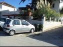 Apartmanok Josip - 5 m from beach: A1(6) Vinisce - Riviera Trogir  - parkoló (ház és környéke)