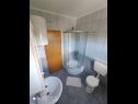 Apartmanok Antonija - fitness: SA1(2), A2(2+2), SA3(2+1), A4(2+2) Vinisce - Riviera Trogir  - Apartman - A2(2+2): fürdőszoba toalettel