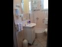 Apartmanok Josip - 5 m from beach: A1(6) Vinisce - Riviera Trogir  - Apartman - A1(6): fürdőszoba toalettel