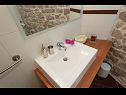 Apartmanok Ivan - great location: A1(2+1), A2(2+2) Poljana - Ugljan sziget  - Apartman - A1(2+1): fürdőszoba toalettel
