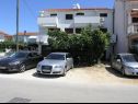 Apartmanok Ana- next to the sea A1(2+2), A2(2+3), A3(2+2), A4(2+3) Bibinje - Riviera Zadar  - parkoló (ház és környéke)