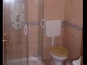 Apartmanok Dubravko - 5 m from beach : A1 Bepina (2+2), A2 Keko(2+2) Maslenica - Riviera Zadar  - Apartman - A2 Keko(2+2): fürdőszoba toalettel