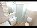 Apartmanok Nika - nice garden: A1(2), A2(4+1), A3(6), A4(2) Nin - Riviera Zadar  - Apartman - A3(6): fürdőszoba toalettel