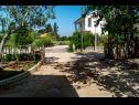 Apartmanok Mediteran - private parking: A1(2+1) Privlaka - Riviera Zadar  - udvar