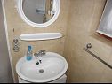 Apartmanok Teo - 8m from the sea & parking: A1 žuti(4), A2 bijeli(4), A3 novi(4) Privlaka - Riviera Zadar  - Apartman - A2 bijeli(4): fürdőszoba toalettel