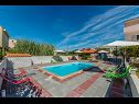 Apartmanok Mlađo - swimming pool: A1(4+2), A2(4+2), A3(2+2), A4(2+2) Privlaka - Riviera Zadar  - medence (ház és környéke)