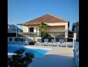 Házak a pihenésre Ivana - with a private pool: H(8) Privlaka - Riviera Zadar  - Horvátország  - medence (ház és környéke)