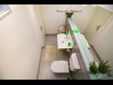 Apartmanok Secret Garden A2(2+2), A4(2+2) Razanac - Riviera Zadar  - Apartman - A4(2+2): fürdőszoba toalettel