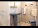 Apartmanok és szobák Jagoda - comfy and cozy : A1 Lijevi (3+2), A2 Desni (3+2), R1(4) Zadar - Riviera Zadar  - Apartman - A1 Lijevi (3+2): fürdőszoba toalettel