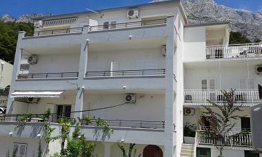 Apartmanok Josip - 150 m from beach with free parking A1(3), A2(5), A3(2+2) Baska Voda - Riviera Makarska 