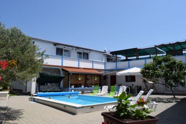 Apartmanok Den - with pool: B1(2+2), A2(2+2), C3(2+2) Tribunj - Riviera  Sibenik 