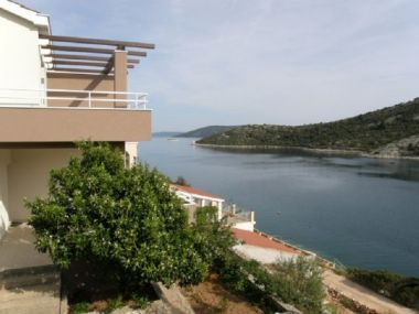 Apartmanok Ljubi - 20 m from beach: A1(4+1), A2 Crveni(2+2), A3 Zeleni(2+2) Vinisce - Riviera Trogir 