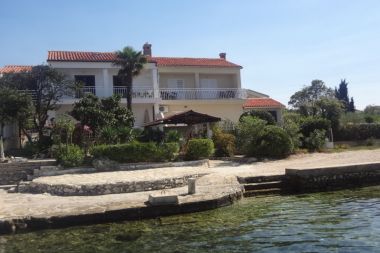 Apartmanok Andri - 5 m from the beach : A1(4), A2-donji(2+2) Petrcane - Riviera Zadar 