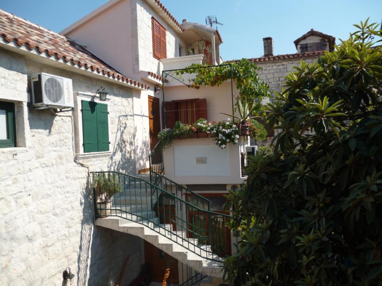 Apartmanok és szobák Jare - in old town R1 zelena(2), A2 gornji (2+2) Trogir - Riviera Trogir 