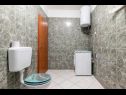 Apartmanok Brane - Economy Apartments: A1(4), A2(2) Postira - Brac sziget  - Apartman - A1(4): fürdőszoba toalettel