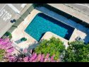 Apartmanok L&R - with pool: A1(4) Supetar - Brac sziget  - medence