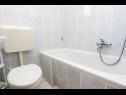 Apartmanok Sima - 100m from beach: A1(4+1), A2(2+2), A3(4+2), A4 (2+2) Mastrinka - Ciovo sziget  - Apartman - A1(4+1): fürdőszoba toalettel