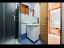 Apartmanok Antonia - 270m to sea: A4 Green(2+2), SA2 Silver(2), A1Blue(2), SA3 Gold(2) Mastrinka - Ciovo sziget  - Apartman - A1Blue(2): fürdőszoba toalettel