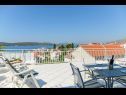 Apartmanok Bozo - amazing terrace and sea view: A1(4) Okrug Gornji - Ciovo sziget  - terasz (ház és környéke)